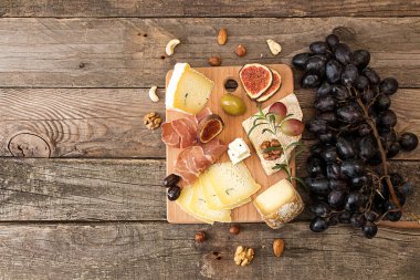 Peynir tabağı adet küflü peynir, jambon, turşu eriği