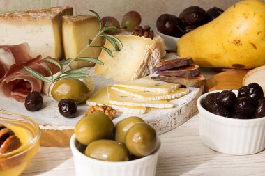Peynir tabağı adet küflü peynir, jambon, turşu Erik