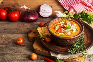 Pişmiş domates, patlıcan, biber, kırmızı oni krem püre çorbası