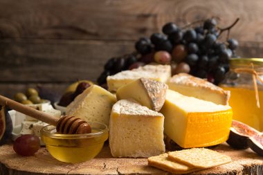 Küflü peynir, turşu Erik mı canım bloklarla Gıda kompozisyonu