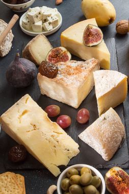 Küflü peynir, turşu Erik, gra blokları ile gıda kompozisyon