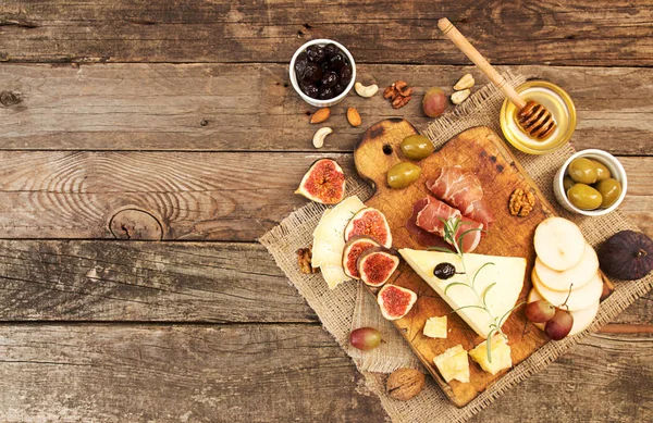 Composizione alimentare con piatto di formaggi con formaggi, carni secche, vario — Foto Stock