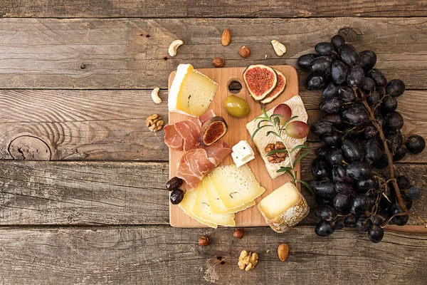 Peynir tabağı adet küflü peynir, jambon, turşu eriği