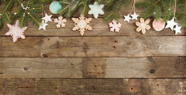 Dekor gingerbread çerezleri kar taneleri, köknar tre ile tebrik kartı
