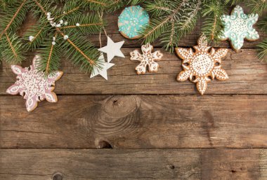 Tebrik kartı dekor gingerbread çerezleri, köknar ağacı dalı üzerinde