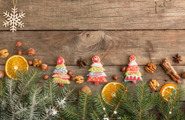 Tebrik kartı dekor gingerbread çerezleri, köknar ağacı dalı üzerinde