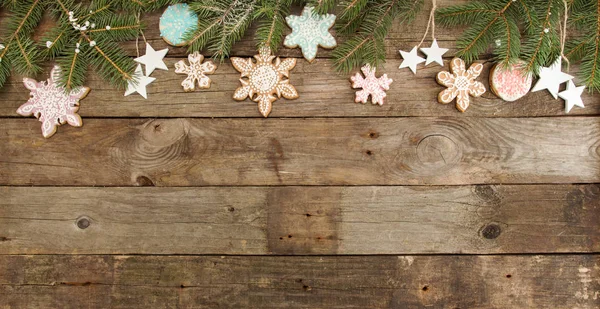 Cartão de felicitações com decoração biscoitos de gengibre flocos de neve, abeto — Fotografia de Stock