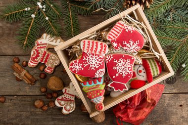 Gingerbread çerezleri kutusunda, köknar ağacı dalı. Yılbaşı yeni yıl 