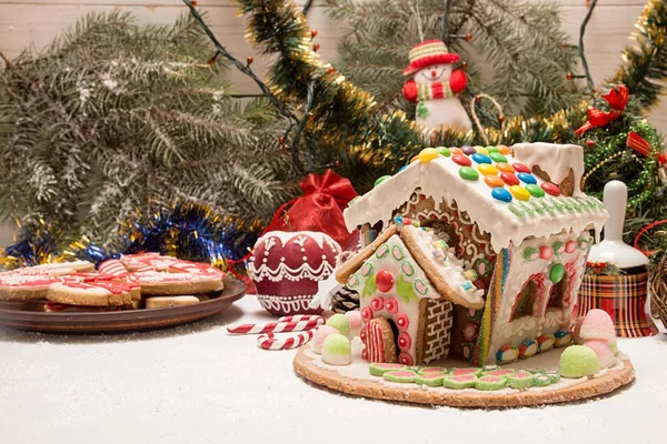 Pepparkakshus. Holiday julgodis. Europeiska jul — Stockfoto