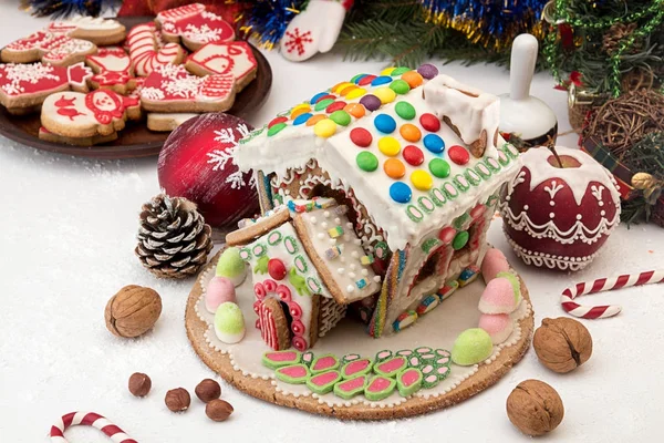 Pepparkakshus. Holiday julgodis. Europeiska jul — Stockfoto