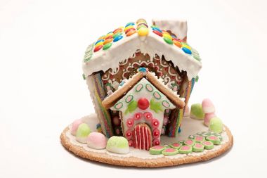 Gingerbread house beyaz izole. Noel tatil tatlılar. E