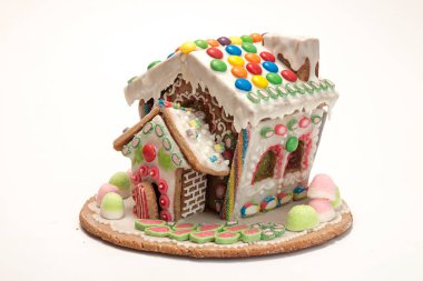 Gingerbread house beyaz izole. Noel tatil tatlılar. E