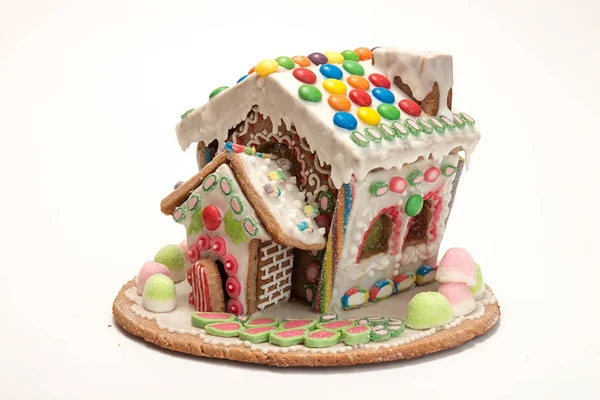 Gingerbread house beyaz izole. Noel tatil tatlılar. E