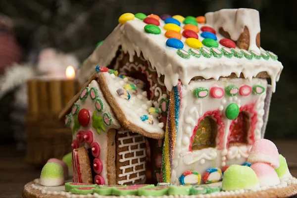 Pepparkakshus. Holiday julgodis. Europeiska jul — Stockfoto