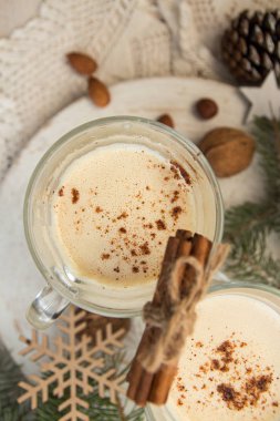 Yumurta likörü, Kış Noel geleneksel sıcak bir içecek süt, yumurta, 