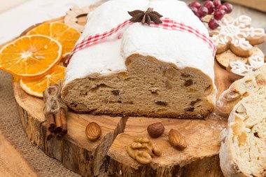 Geleneksel Noel dresden kek stollen şekerlenmiş meyve ile bir