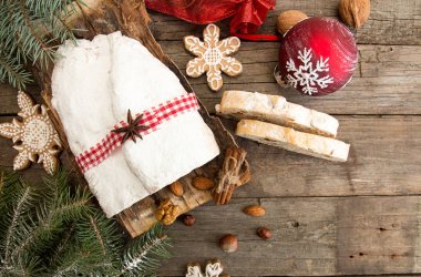 Geleneksel Noel dresden kek stollen şekerlenmiş meyve ile bir