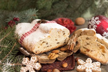 Geleneksel Noel dresden kek stollen şekerlenmiş meyve ile bir