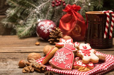 Eski ahşap arka plan üzerinde gingerbread çerezleri. Noel yeni siz