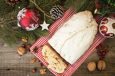 Geleneksel Noel dresden kek stollen şekerlenmiş meyve ile bir