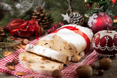 Geleneksel Noel dresden kek stollen şekerlenmiş meyve ile bir