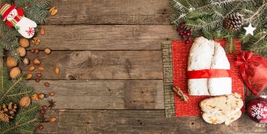 Geleneksel Noel dresden kek stollen şekerlenmiş meyve ile bir