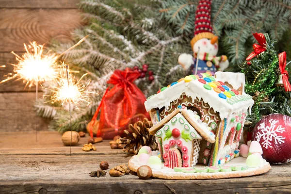 Pepparkakshus. Holiday julgodis. Europeiska jul — Stockfoto