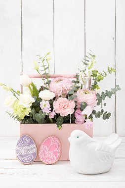 Mutlu Paskalya dekorasyon tebrik kartı için. Ahşap kuş, gingerbr