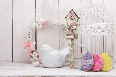 Mutlu Paskalya dekorasyon tebrik kartı için. Ahşap kuş, birdhous