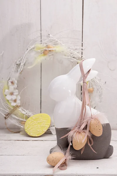 Feliz Pascua decoración para la tarjeta de felicitación. Conejo de Pascua, corona , —  Fotos de Stock