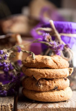 Yetiştirme ve mor çiçekler backgro çikolata ile yulaf tatlılar