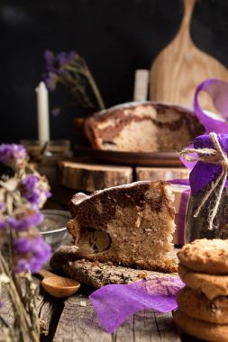 Muz pasta ekmek geleneksel pasta rustik ahşap surfase ve b