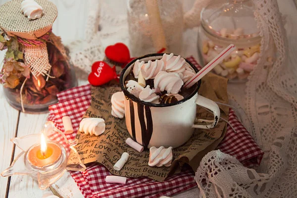 C、上部にマシュマロのお菓子と温かいチョコレート飲み物のマグカップ — ストック写真