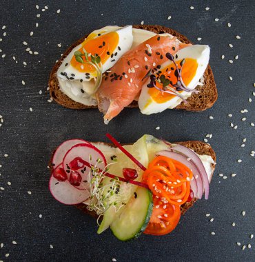 Sağlıklı kahvaltı tost. Kremalı kepekli çavdar ekmek dilimleri