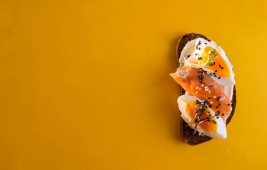 Sağlıklı kahvaltı tost. Kepekli çavdar ekmeği dilim krema ile 