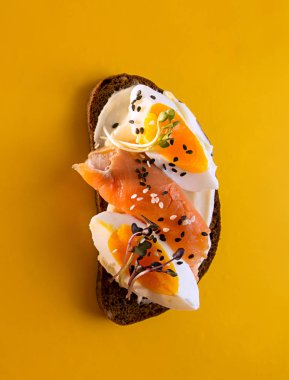 Sağlıklı kahvaltı tost. Kremalı kepekli çavdar ekmek dilimleri