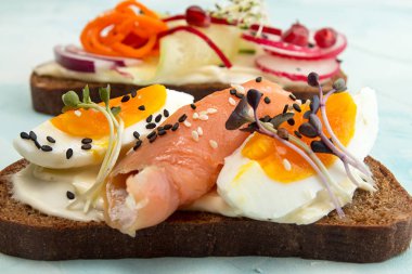 Sağlıklı kahvaltı tost. Kremalı kepekli çavdar ekmek dilimleri