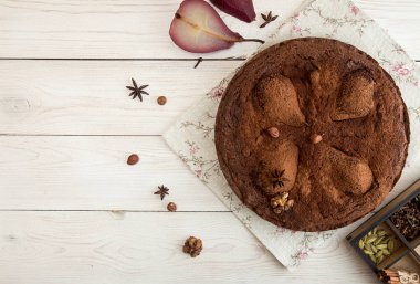 Çikolatalı kek ile armut demlenmiş kırmızı şarap, fındık, ceviz