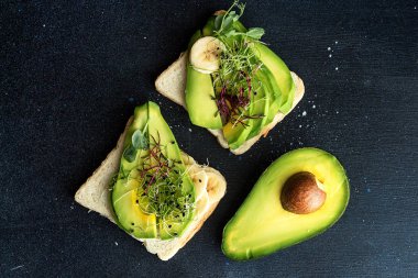 Sağlıklı kahvaltı tost krem peynir, avokado, dilim ile b
