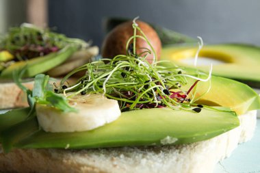 Sağlıklı kahvaltı tost krem peynir, avokado, dilim ile b