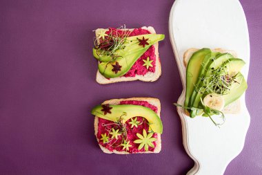 Beyaz, kırmızı pancar, avokado dilimleri ile sağlıklı kahvaltı tost bir