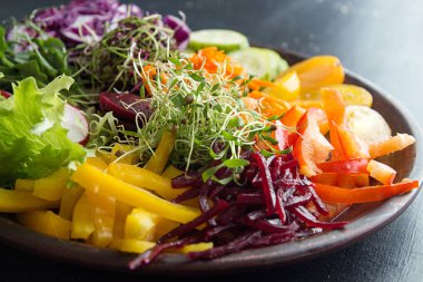 Sağlıklı kahvaltı salatası sebze ve microgreen karanlık b