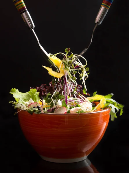 Schüssel mit frischem vegetarischem Salat aus rohem Gemüse und Mikrogree — Stockfoto