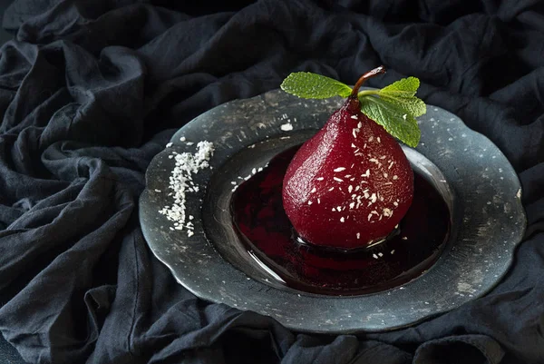 Peras en vino. Peras de postre tradicionales guisadas en vino tinto en b —  Fotos de Stock