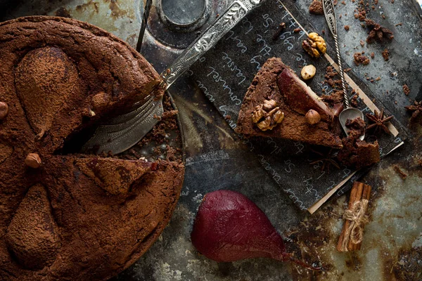 เค้กช็อคโกแลตกับลูกแพร์ สตูว์ในไวน์แดง เฮเซลนัท วอลนัท — ภาพถ่ายสต็อก