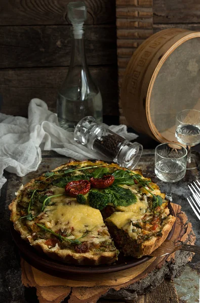 Franceză deschis quiche plăcintă cu ton / pui, broccoli, spanac , — Fotografie, imagine de stoc