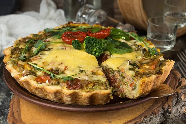 Franceză deschis quiche plăcintă cu ton / pui, broccoli, spanac , — Fotografie, imagine de stoc