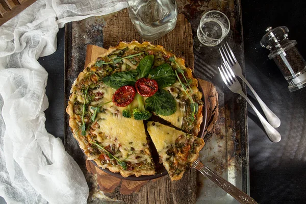 Французька відкрив Кіче пиріг з тунцем / курка, брокколі, шпинат, — стокове фото