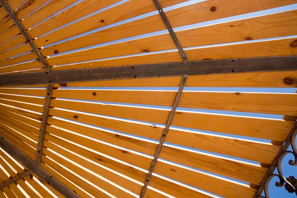 Blue sky through the wooden sunshade. — Stock Photo, Image