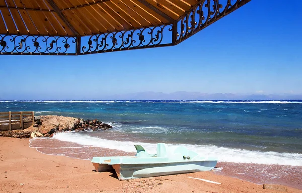 Sunshade on the beach, shade on sand. Coastline of The Red Sea i — Stock Photo, Image